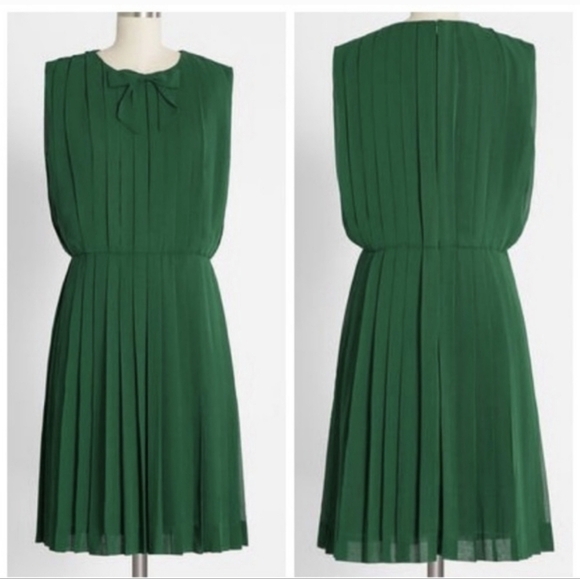 NWT Modcloth M The Pleat-est Dress Solid Green Green Fit and Flare Bow Pleated - Picture 1 of 16